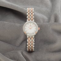 ساعة نسائية باللون الفضي والنحاسي ميناء ابيض