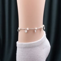 خلخال نسائي باللون الفضي