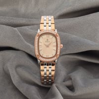 ساعة نسائية باللونين الفضي والنحاسي