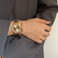 ساعة نسائية باللون الفضي والذهبي