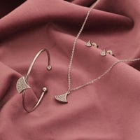 طقم أطفال باللون الفضي