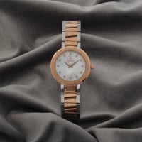 ساعة نسائية باللونين الفضي والنحاسي