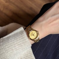 ساعة نسائية حصريه بتصميم الجنيهات للميناء الداخلي