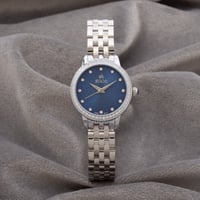 ساعة نسائية باللون الفضي ميناء كحلي