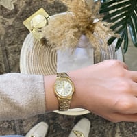 ساعة نسائية باللون الذهبي