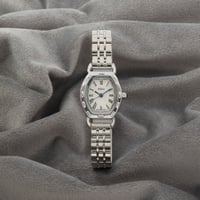 ساعة نسائية باللون الفضي