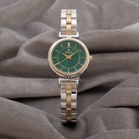 ساعة نسائية باللونين الفضي والذهبي