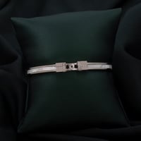 اسوارة نسائية باللون الفضي