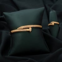 طقم اسوارة وخاتم باللون الذهبي