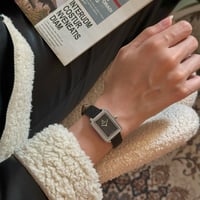 ساعة نسائية جلد فصوص زركون باللون الاسود ميناء اسو...