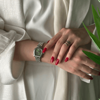 ساعة نسائية باللون الفضي ميناء أخضر