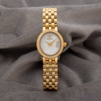 ساعة نسائية باللون الذهبي
