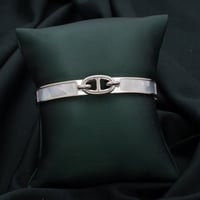 اسوارة نسائية باللون الفضي