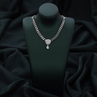 السلسلة من الاكسسوارات التي تضفي لمسة أناقة على إط...