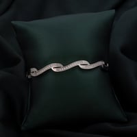 اسوارة نسائية باللون الفضي