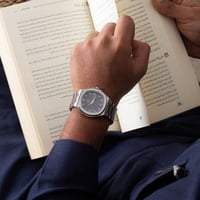 ساعة رجالية باللون الفضي ميناء رصاصي