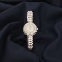 ساعة نسائية باللون الفضي