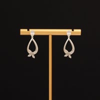 حلق نسائي جميل وهادئ