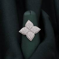 يُعد خاتم هذا قطعة أساسية لخزانة ملابسك