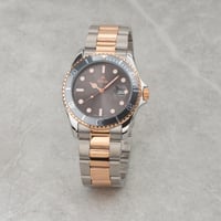 الساعة التي تميزك بحضور أنيق و عصري باللون الفضي و...