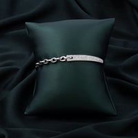 اسوارة نسائية باللون الفضي