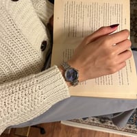 ساعة نسائية باللون الفضي