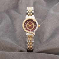 ساعة نسائية باللونين الفضي والذهبي