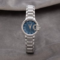 ساعة نسائية باللون الفضي