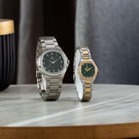 ساعة رجالية ونسائية ارقام عربية باللون الفضي والذه...