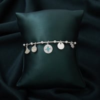 اسوارة نسائية متفردة بايقونات متدلية لامعه متعددة...