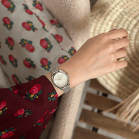 ساعة نسائية بسير حصير ملفت باللون الفضي ميناء فضي