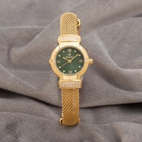 ساعة نسائية باللون الذهبي