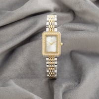 ساعة نسائية باللونين الفضي والذهبي