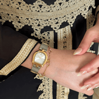 ساعة نسائية باللونين الذهبي والفضي ميناء ابيض