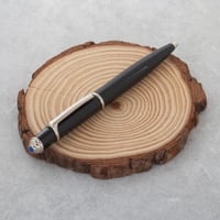 يمكنك تنسيق القلم مع طلتك اليوميه باللون الفضي وال...