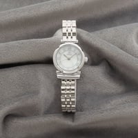 ساعة نسائية باللون الفضي