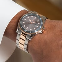 الساعة التي تميزك بحضور أنيق و عصري باللون الفضي و...