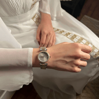 ساعة نسائية باللونين الفضي والذهبي