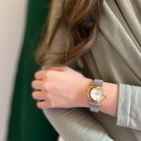 ساعة نسائية حصير باللونين الذهبي والفضي ميناء ابيض