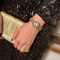 ساعة نسائية باللون الذهبي