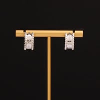 حلق نسائي جميل وهادئ