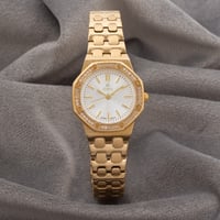 ساعة نسائية باللون الذهبي