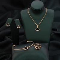 طقم أطفال باللونين الذهبي والأسود