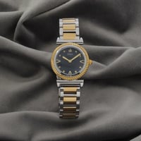 ساعة نسائية باللونين الفضي والذهبي