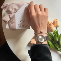 ساعة نسائية باللون الفضي