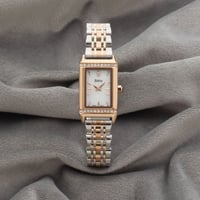 ساعة نسائية باللونين الفضي والنحاسي