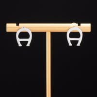 حلق نسائي تصميم الانهايه باللون الفضي