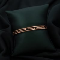 اسوارة نسائية باللون النحاسي