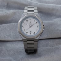 كل رجل عصري يهتم بتفاصيل إطلالته وتفرده لحضور ملفت...