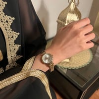 ساعة نسائية باللون الذهبي